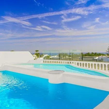 Sleeps 8 Pool Air Con Wifi