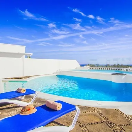 Sleeps 8 Pool Air Con Wifi