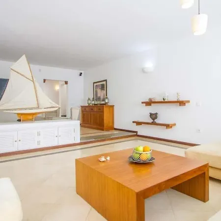 Sleeps 8 Pool Air Con Wifi Willa