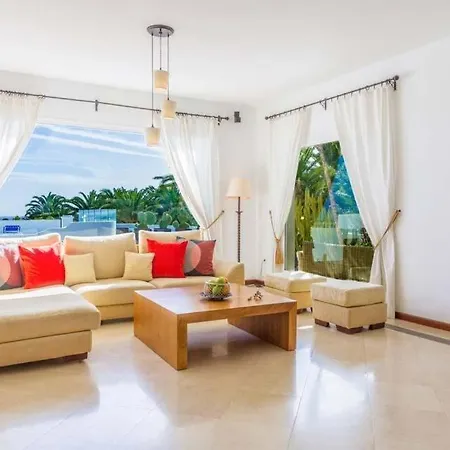 Sleeps 8 Pool Air Con Wifi Willa