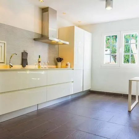 Sleeps 8 Pool Air Con Wifi Villa